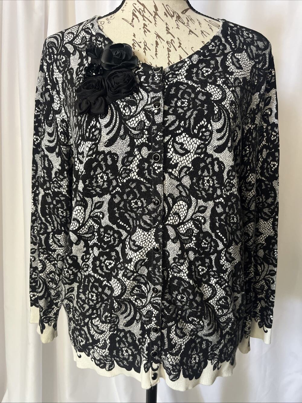 White House Black Market Women’s XL Black White Floral Cardigan 3D Flowers Snaps